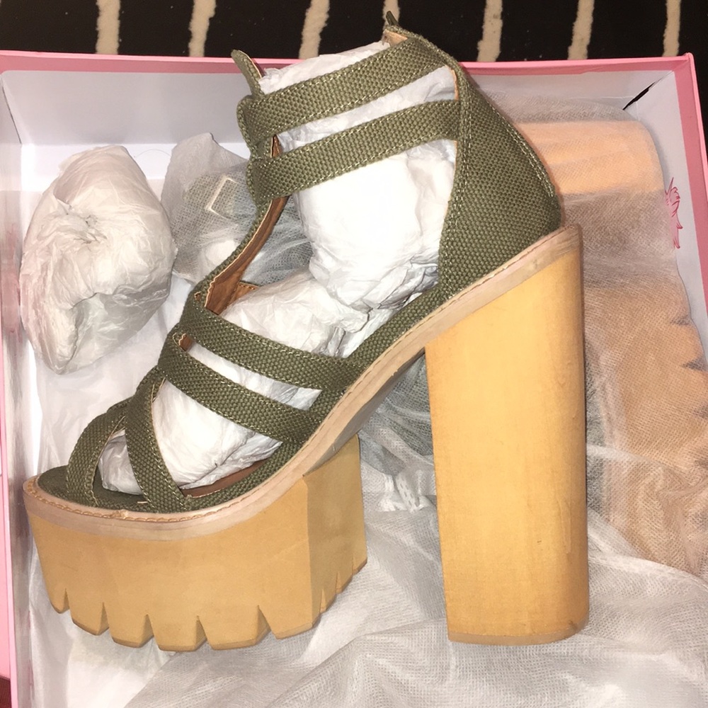 SOLD Jeffrey Campbell “Freema -V” (high) platforms